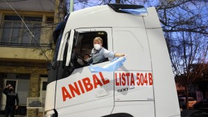 Tortoriello cerró la campaña con una caravana arriba de un camión