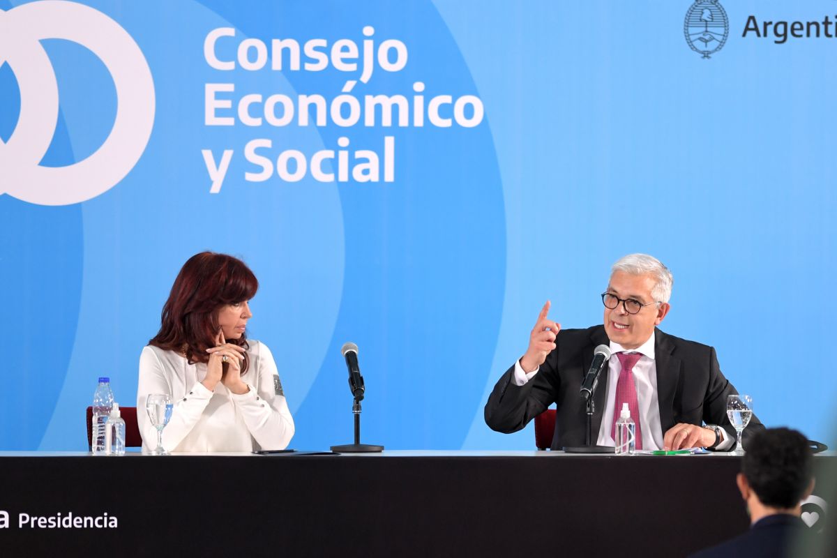 Julián Domínguez dio detalles del proyecto de ley ante la atenta mirada de Cristina Fernández. (Foto: Telam)