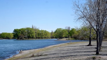 El balneario está inhabilitado hace más de dos décadas en Cipolletti. (Florencia Salto)