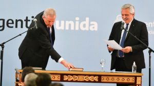 El nuevo ministro de Educación aseguró que no quiso «ofender a nadie» al correr la Biblia