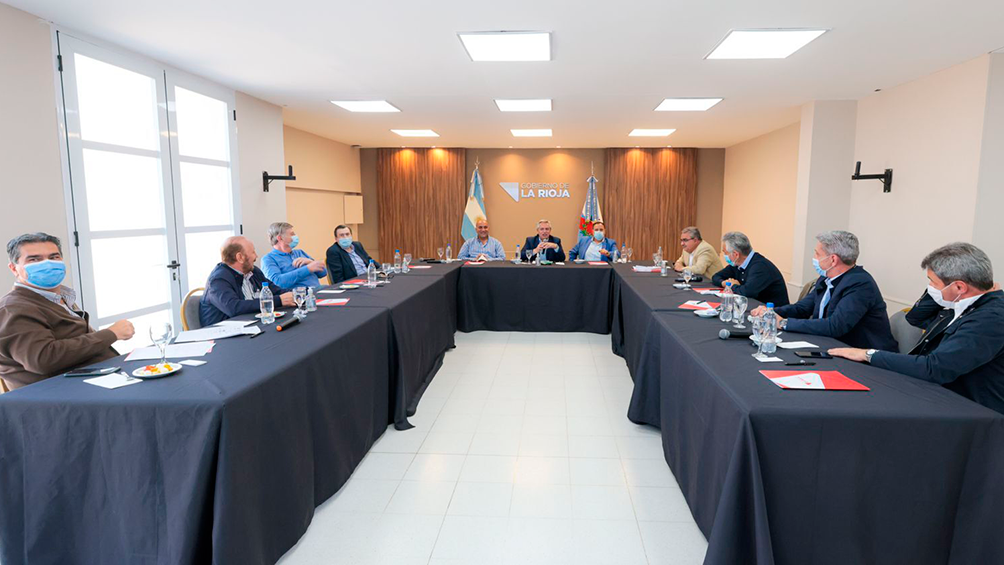 "Se gana con más peronismo y con un shock de consumo", coincidieron los gobernadores ayer en Tucumán. Foto: Presidencia.

