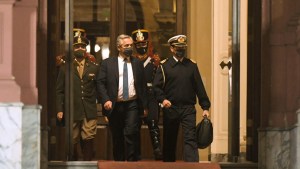 Fernández dejó la Casa Rosada, sin definiciones sobre las renuncias de ministros