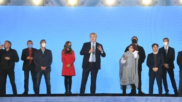 Fernández con los principales candidatos del FdT y la vice Cristina Fernández. 