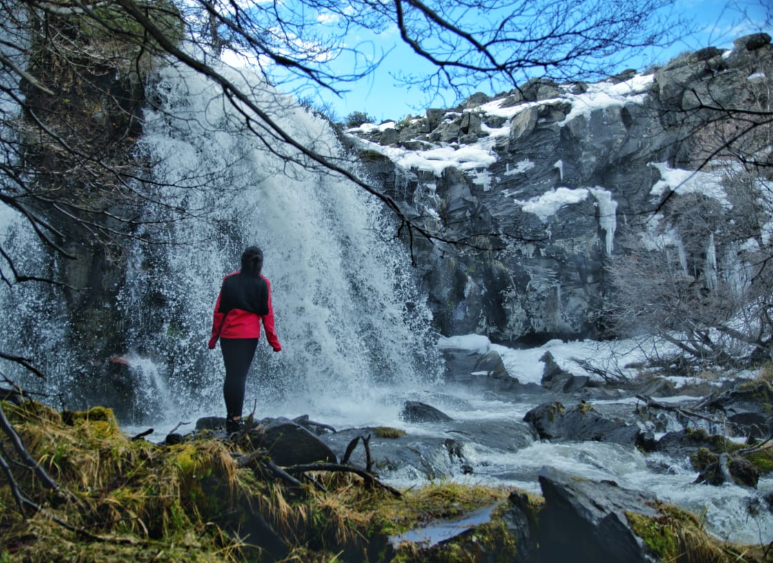 La espectacular cascada a unos 4,5 km de Manzano Amargo en el norte neuquino. Foto: Martín Muñoz. 