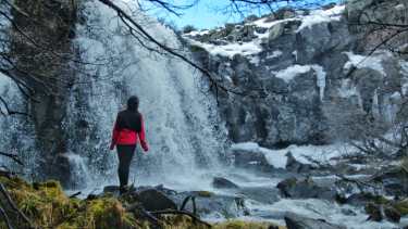 La espectacular cascada a unos 4,5 km de Manzano Amargo en el norte neuquino. Foto: Martín Muñoz. 