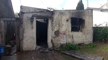 La familia de Juani perdió todo en el incendio. Hoy los cuatro viven en un galpón de 7 metros cuadrados, con ayuda de sus vecinos.-