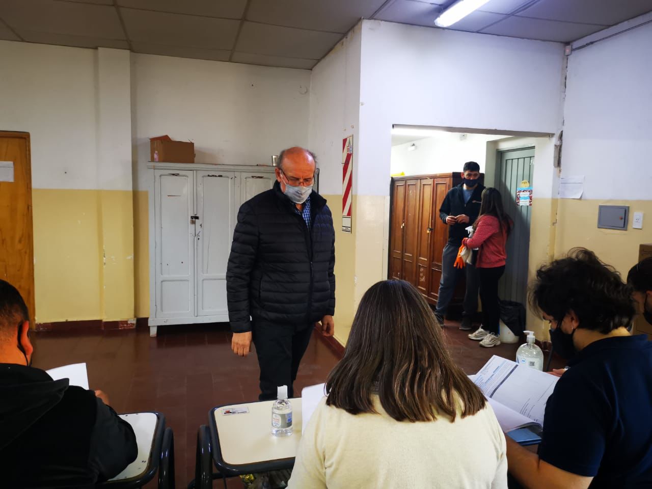 El diputado nacional Luis Di Giácomo votó en Roca. 