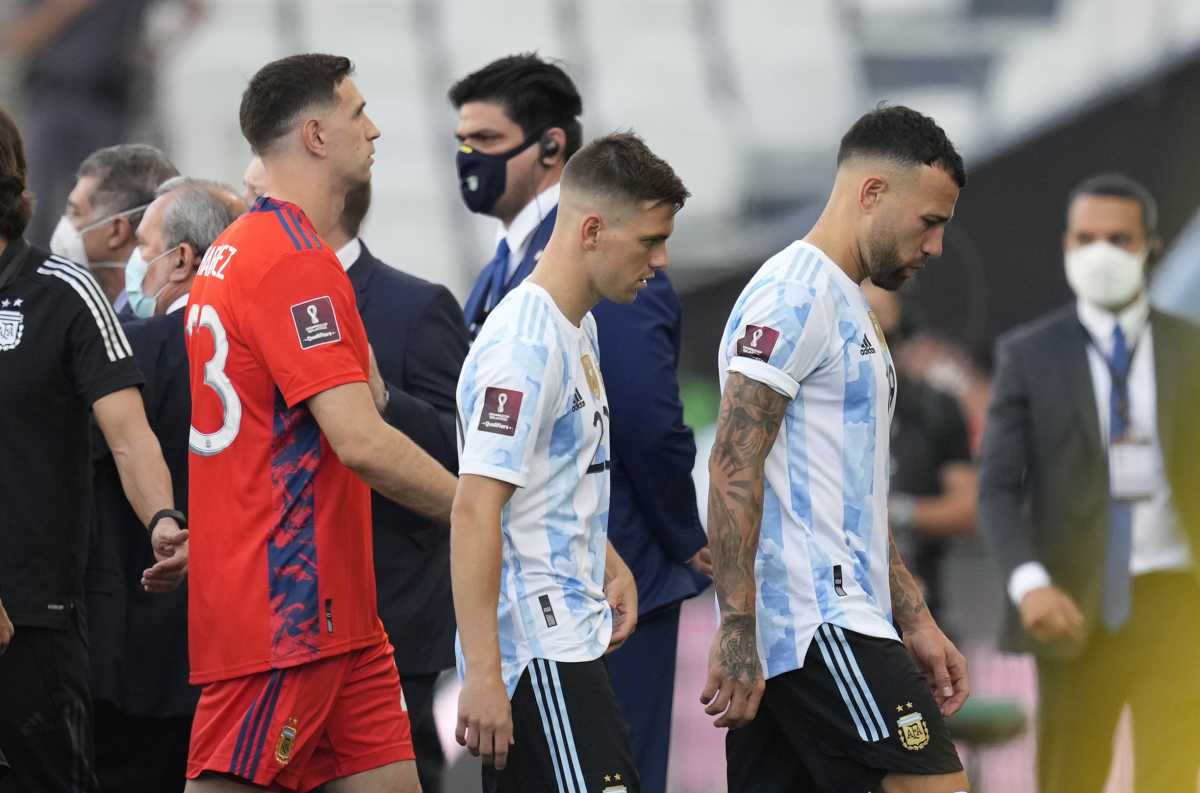 Los jugadores argentinos se retiran del campo luego de la suspensión. Foto: Télam