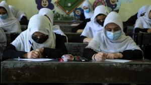 Alumnas y docentes mujeres no pudieron regresar a los secundarios afganos tras el veto talibán