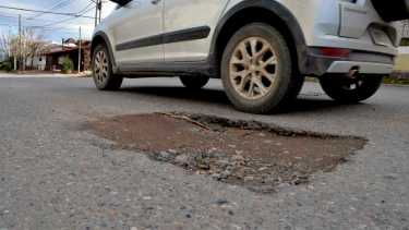 El "bacheman" lleva tres años marcando pozos y baches en la ciudad. Foto: (Archivo) Yamil Regules