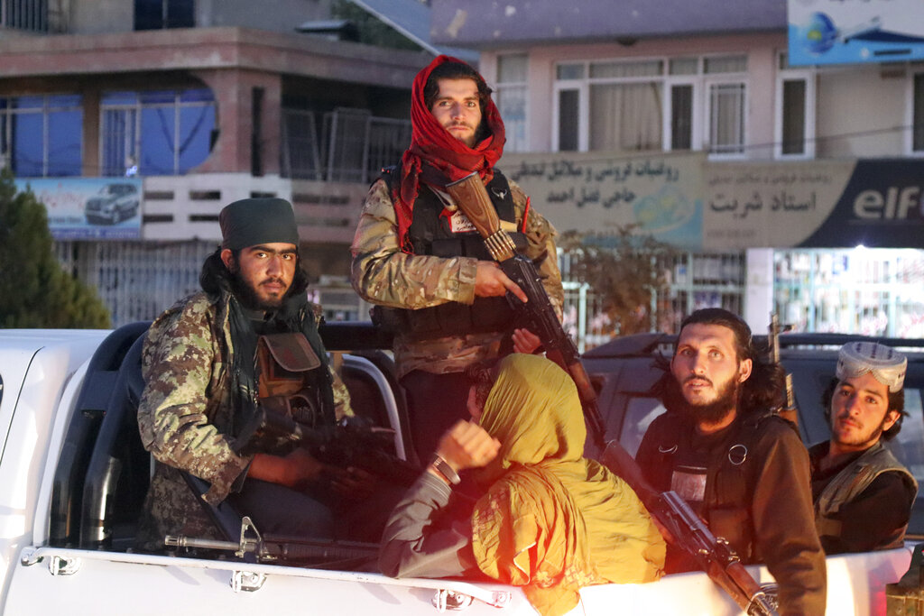 Combatientes del talibán patrullan Kabul. (Foto: AP/Khwaja Tawfiq Sediqi)