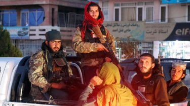 Combatientes del talibán patrullan Kabul. (Foto: AP/Khwaja Tawfiq Sediqi)