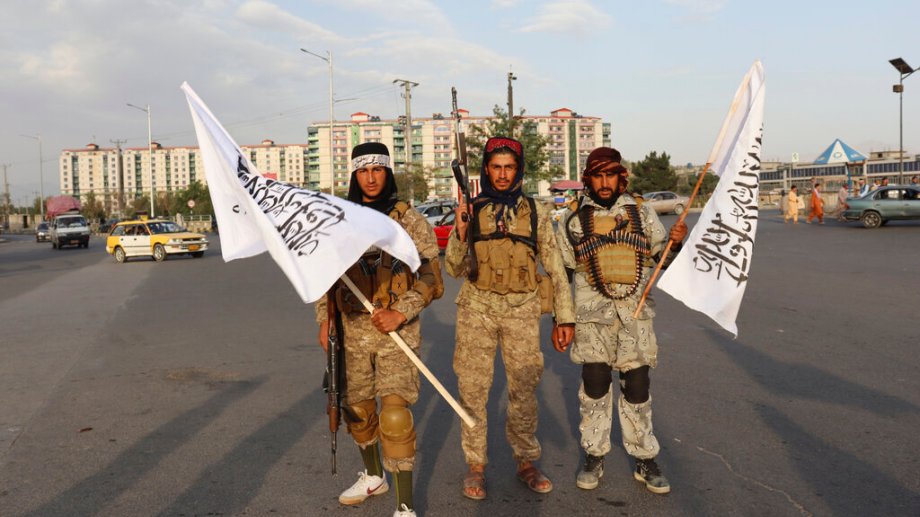 Soldados talibanes sostienen sus banderas en el centro de Kabul. (Foto: AP/Khwaja Tawfiq Sediqi)