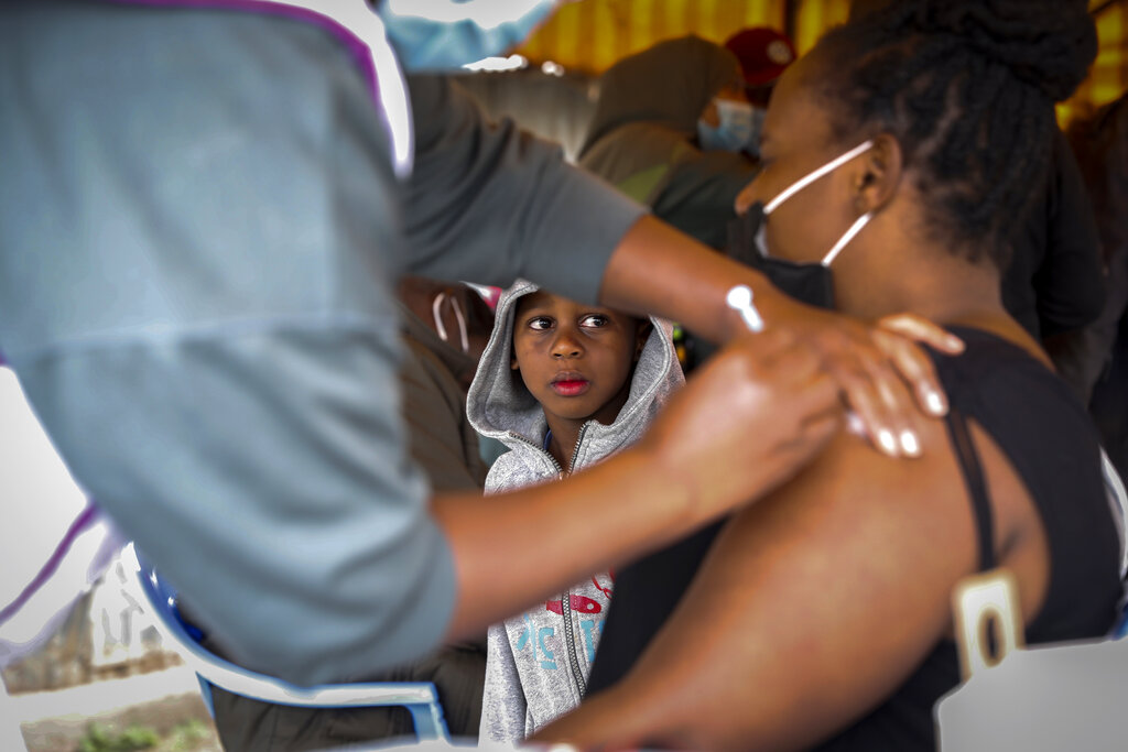 Una mujer keniata recibe una dosis de la vacuna de AstraZeneca en Nairobi, Kenia. (Foto: AP /Brian Inganga)