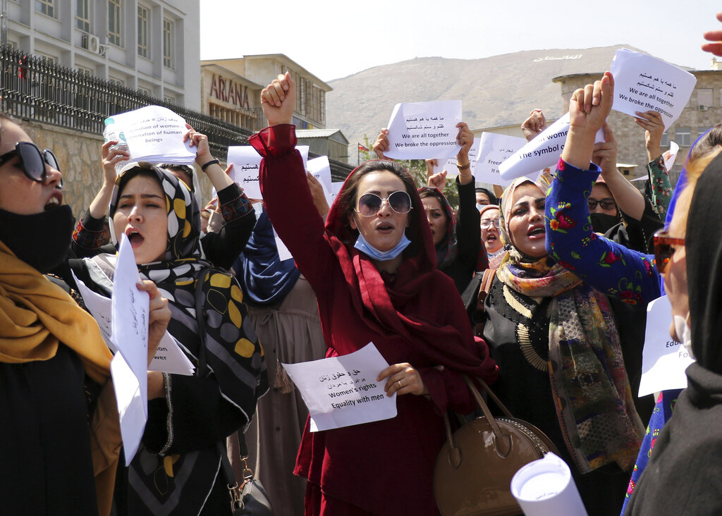 Mujeres participan en una protesta para exigir derechos bajo el gobierno talibán, en Kabul, Afganistán. (Foto: AP/Wali Sabawoon)