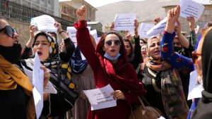 En medio de protestas de mujeres afganas, los talibanes anunciarían mañana su Gobierno