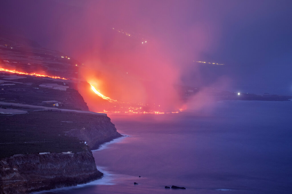 La lava del volcán llegó ayer al mar. (Fotos: AP)