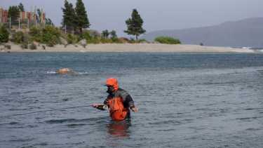 La temporada de pesca deportiva comenzará el 1 de noviembre, pero aún no hay precisiones sobre la venta de pasajes aéreos desde el exterior hacia la Argentina. Foto: Marcelo Martinez