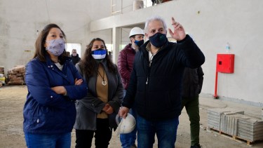 A cinco días de las elecciones, la gobernadora Arabela Carreras recorrió la obra del polideportivo del Centro Regional Universitario Bariloche (CRUB) este viernes. Foto:  Chino Leiva