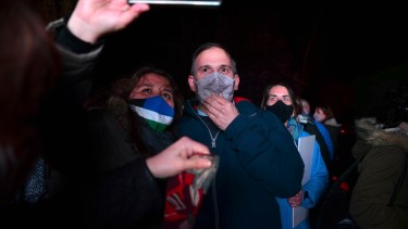 Agustín Domingo posa en una selfie con la legisladora Claudia Contreras, en los festejos de Bariloche. Foto: Chino Leiva