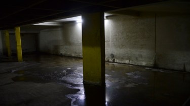 Un garage de la calle Quaglia es uno de los afectados por los inconvenientes que detectó el nuevo colector. Foto: Chino Leiva