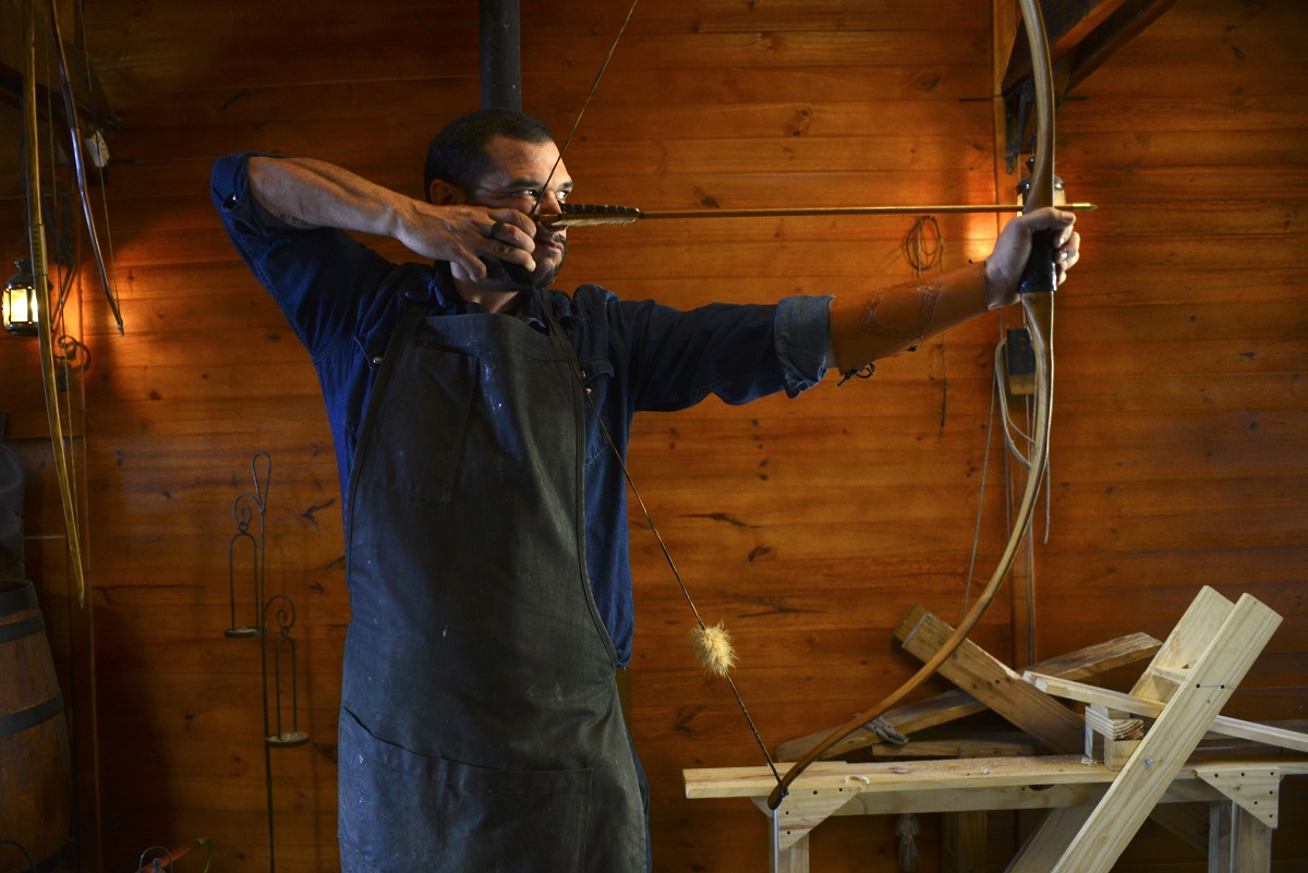 Fausto Javier Frazante talla a mano arcos de madera en su taller de Bariloche. Foto: Chino Leiva