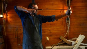 El hombre que recrea el pasado de la mano de la madera y los arcos primitivos