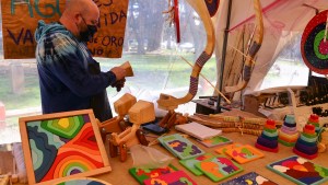 Buscan alternativas para impulsar a los artesanos de Bariloche