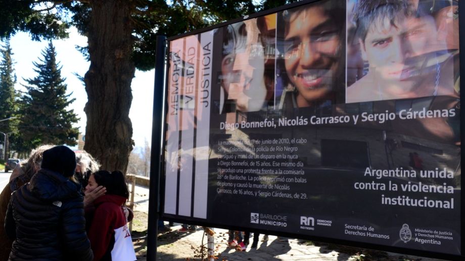 El cartel lleva las fotos de los tres jóvenes que fueron asesinados. Foto: Chino Leiva
