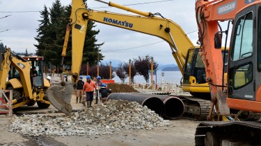 La obra del colector costanero de Bariloche se ejecuta en tres frentes, el más visible es entre el Puerto San Carlos y la calle Villegas. Archivo/ Chino Leiva