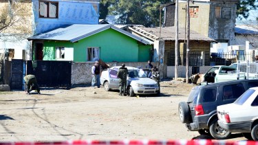 Gendarmería nacional realiza las pericias tras el hecho en el que está involucrado un Policía, en Bariloche. Foto: Chino Leiva