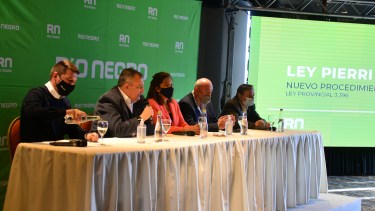 Ayer se llevó a cabo la firma de los convenios en el hotel Inacayal. Foto: Chino Leiva