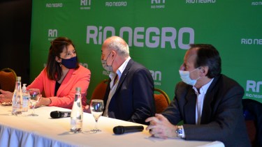 La gobernadora junto a Jose Claudio Sack, del Consejo de Agrimensores y a Claudio Ardhengui, del Colegio de Escribanos. Foto: Chino Leiva