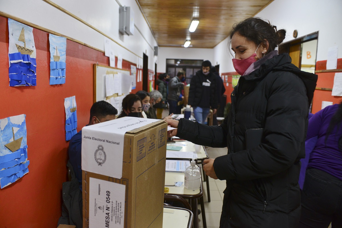 Dos escuelas afectadas por el temporal de viento en Bariloche no podrán ser utilizadas para las mesas de votación del 14 de noviembre. Archivo