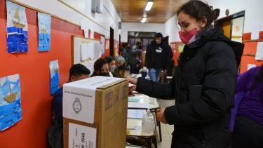 Dos escuelas afectadas por el temporal de viento en Bariloche no podrán ser utilizadas para las mesas de votación del 14 de noviembre. Archivo