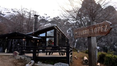 El refugio Roca Negra, en el cerro López fue e escenario para el desembarco de bodegas Aniello en Bariloche. Foto: Chino Leiva