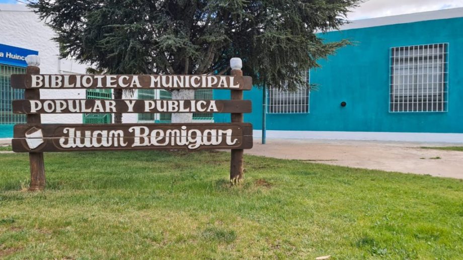 La biblioteca Juan Benigar de Plaza Huincul será una de las que tendrá actividades esta tarde noche. (archivo)