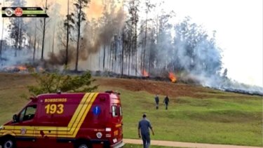 Los bomberos de San Pablo lograron controlar el fuego luego del accidente.