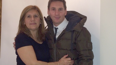 La mamá del astro siempre mantuvo el perfil bajo, pero espera sumarse a las cocinas del reality.-