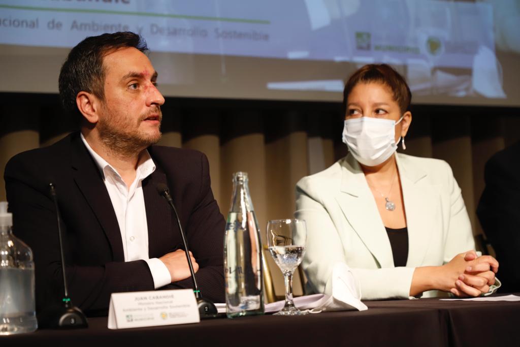 El ministro de Ambiente de la Nación, Juan Cabandié compartió hoy con la gobernadora Arabela Carreras un encuentro por el cambio climático. Foto: Gentileza