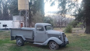 La camioneta comenzó a ser restaurada.  Foto: Facebook piscicultura.plottier