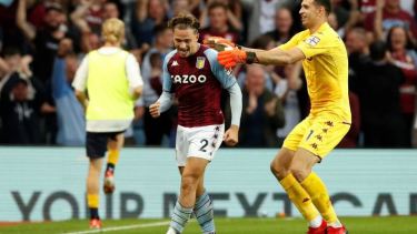 Dibu Martínez se cruzó toda la cancha para festejar junto a Cash, autor del primer gol del Aston Villa.