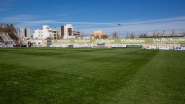 El césped de La Visera sufrió algunos problemas y por eso se trabaja en el mantenimiento. (Foto: archivo Juan Thomes)