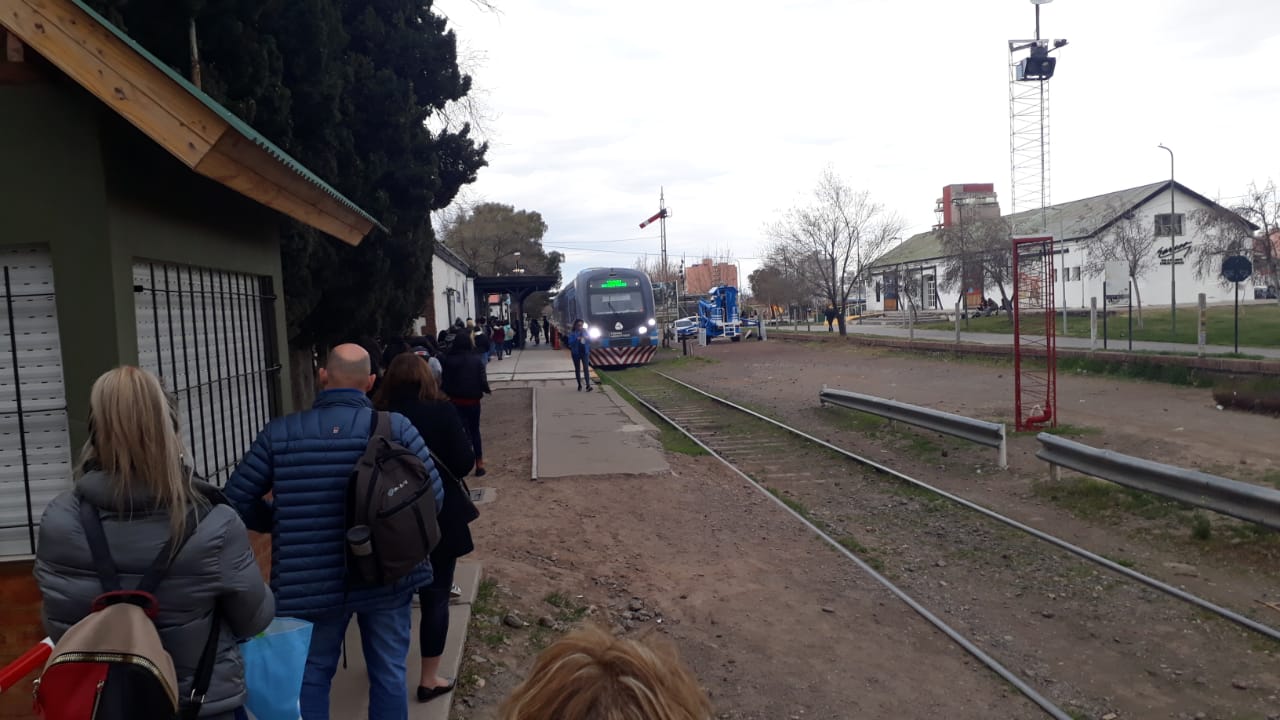 Una extensa fila se formó en la estación del tren para llegar a Cipolletti dado que el puente está cortado y no pueden cruzar los colectivos (Gentileza)