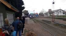 Imagen de Por el corte de puentes, hacen hasta tres cuadras de fila para viajar en el tren