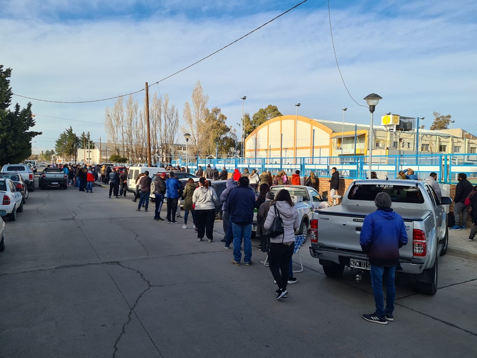 La fila dio dos vueltas a la manzana del gimnasio municipal de Cutral Co (Foto: Andrea Vazquez)