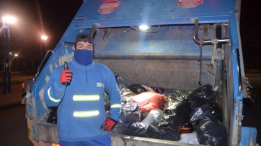 Cristian en la diaria, “colero” desde hace siete años. “Te ven trabajando y te saludan, felicitan. Muchos valoran que estemos en riesgo día a día”, dijo. Foto: Gino Avoledo