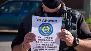 Retirados de la policía de Río Negro piden Zona Austral con protestas en Anses de Neuquén