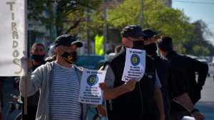 Retirados de la policía acamparán por tiempo indeterminado en la sede de Anses en Roca