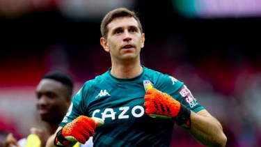 Dibu Martinez volvió a ser protagonista y desafió a CR7. 